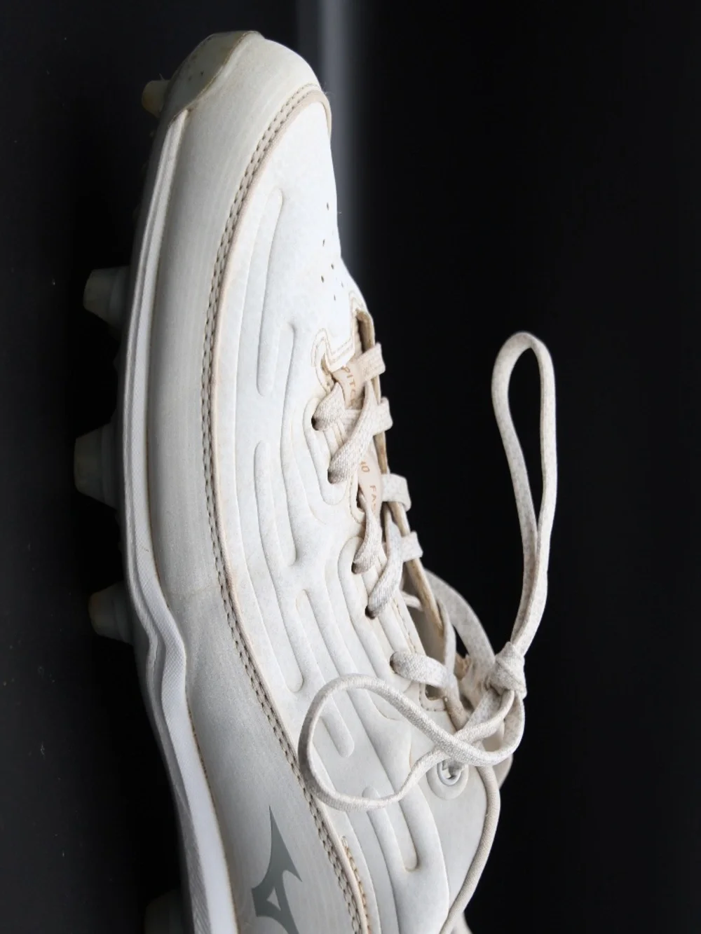 Mizuno White Cream Athletic Cleats